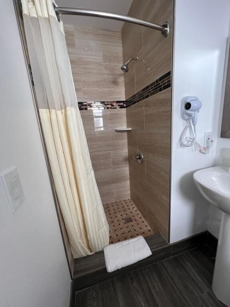 Town and Country Inn - photo 17