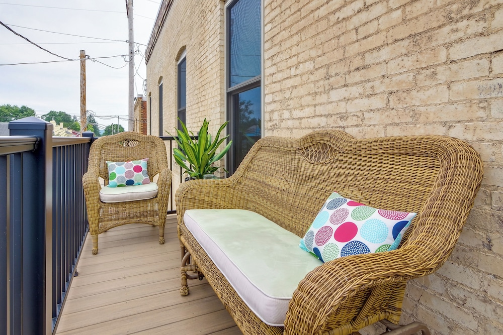 Downtown Millersburg Retreat w Sleek Interior — 4-Star Luxury Hotel in Millersburg, United States