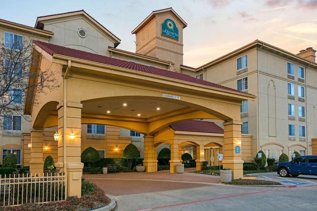 La Quinta Inn & Suites by Wyndham DFW Airport South Irving - photo 5