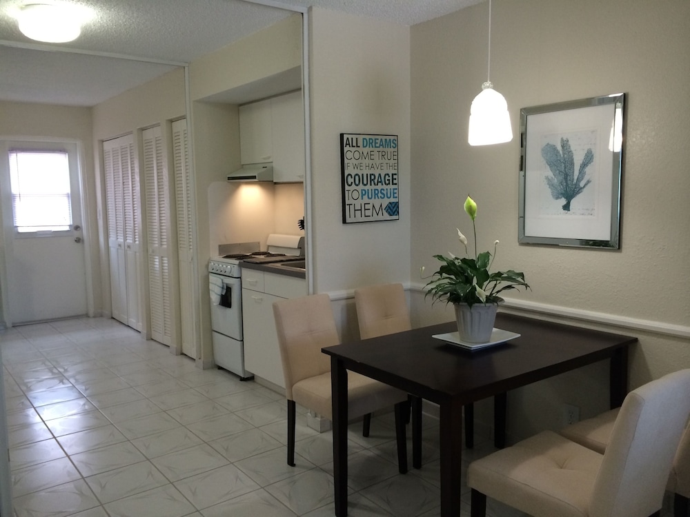 Hollywood by the Sea Hotel - photo 16