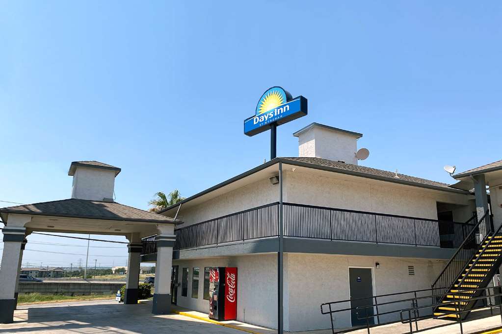 Days Inn by Wyndham San Antonio Morgan's Wonderland IH 35 N - photo 2