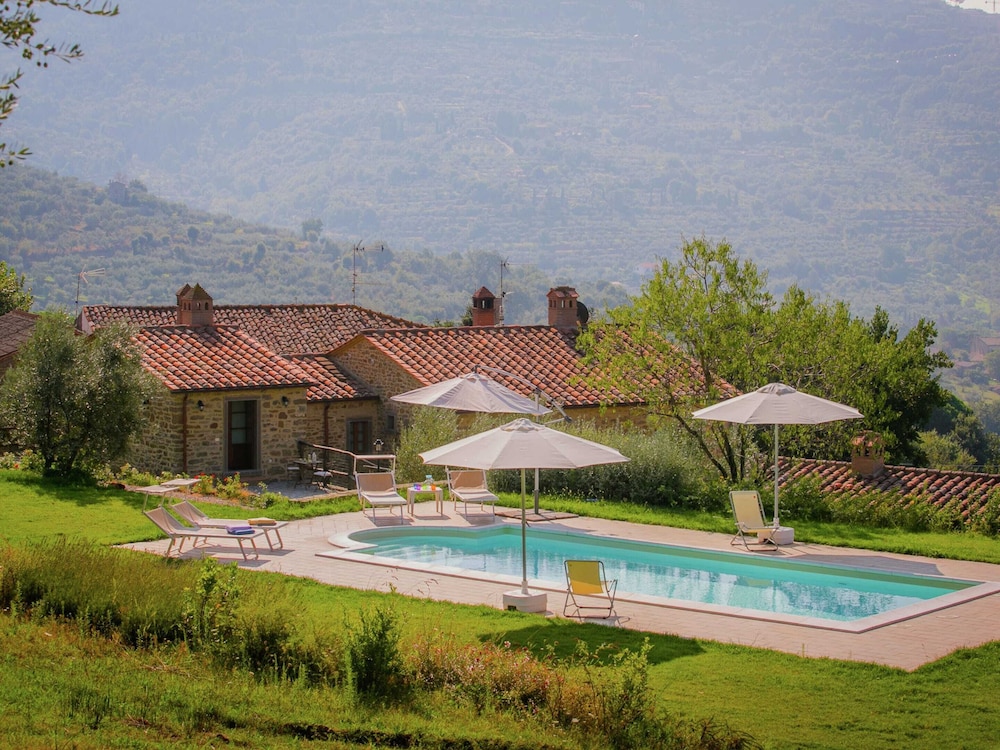 Villa in Cortona With Pool and Val di Chiana View — 4-Star Luxury Hotel in Cortona, Italy