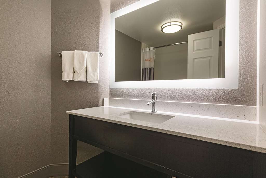 La Quinta Inn & Suites by Wyndham Dallas Plano West - photo 31