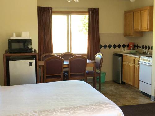 Monticello Motel - photo 32