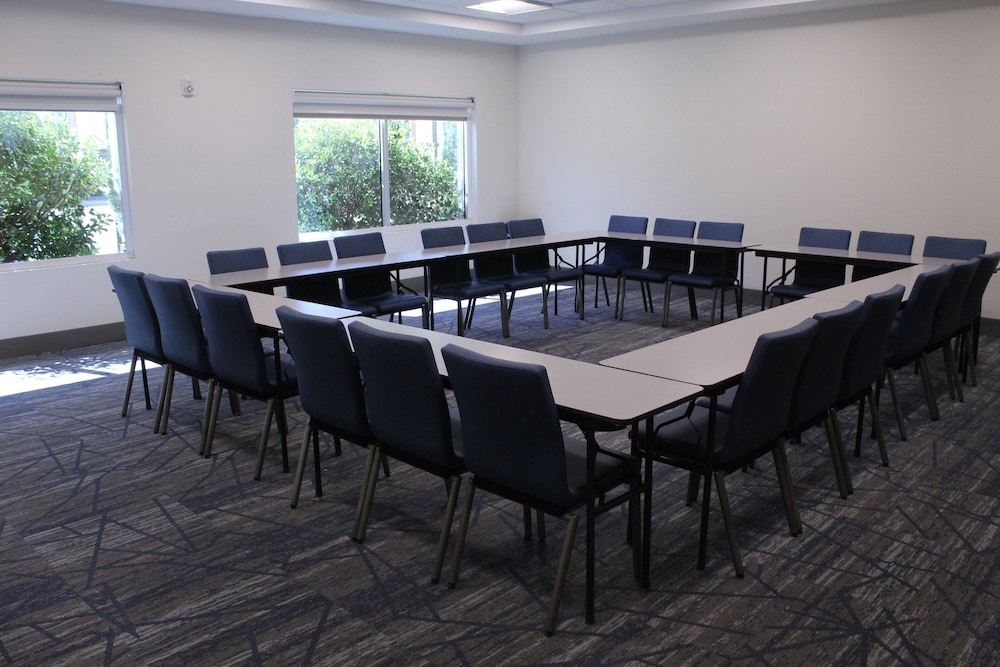 Holiday Inn Express & Suites Roswell by IHG - photo 45