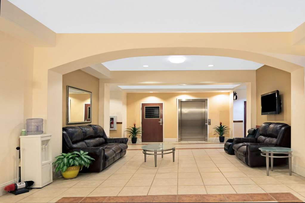 Super 8 by Wyndham Austin Airport South - photo 3