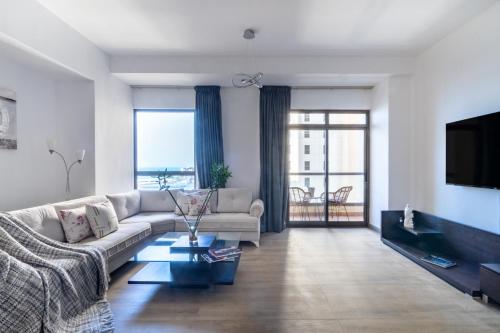 The Smart Concierge Amwaj 4 - carbon neutral hotel in Dubai
