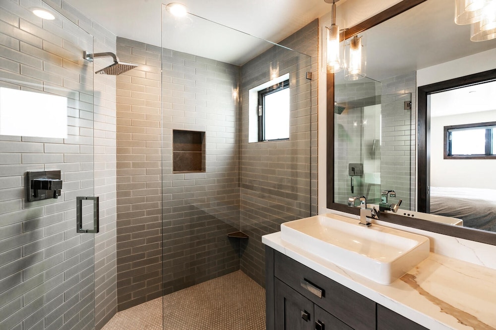 Pinetree by Avantstay Modern Park City Getaway w Patio & Balcony - photo 17