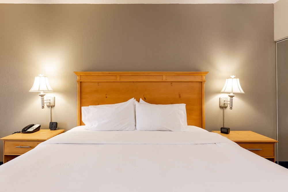 Hampton Inn & Suites Jacksonville Deerwood Park - photo 12