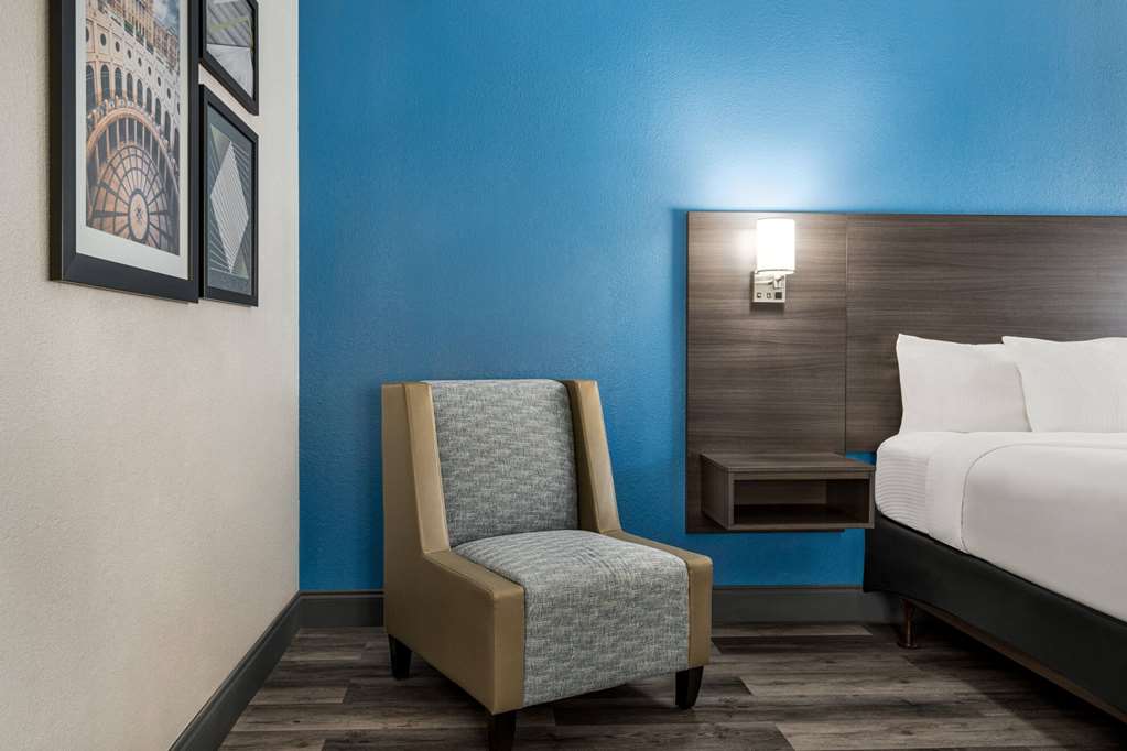 La Quinta Inn & Suites by Wyndham Round Rock North - photo 19