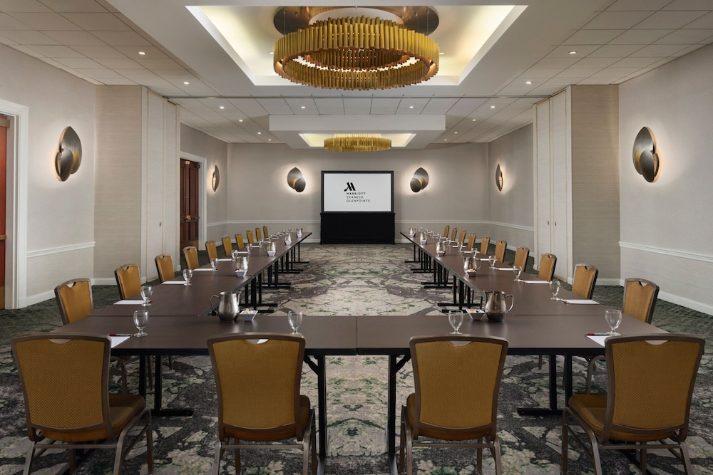 Teaneck Marriott at Glenpointe - photo 33