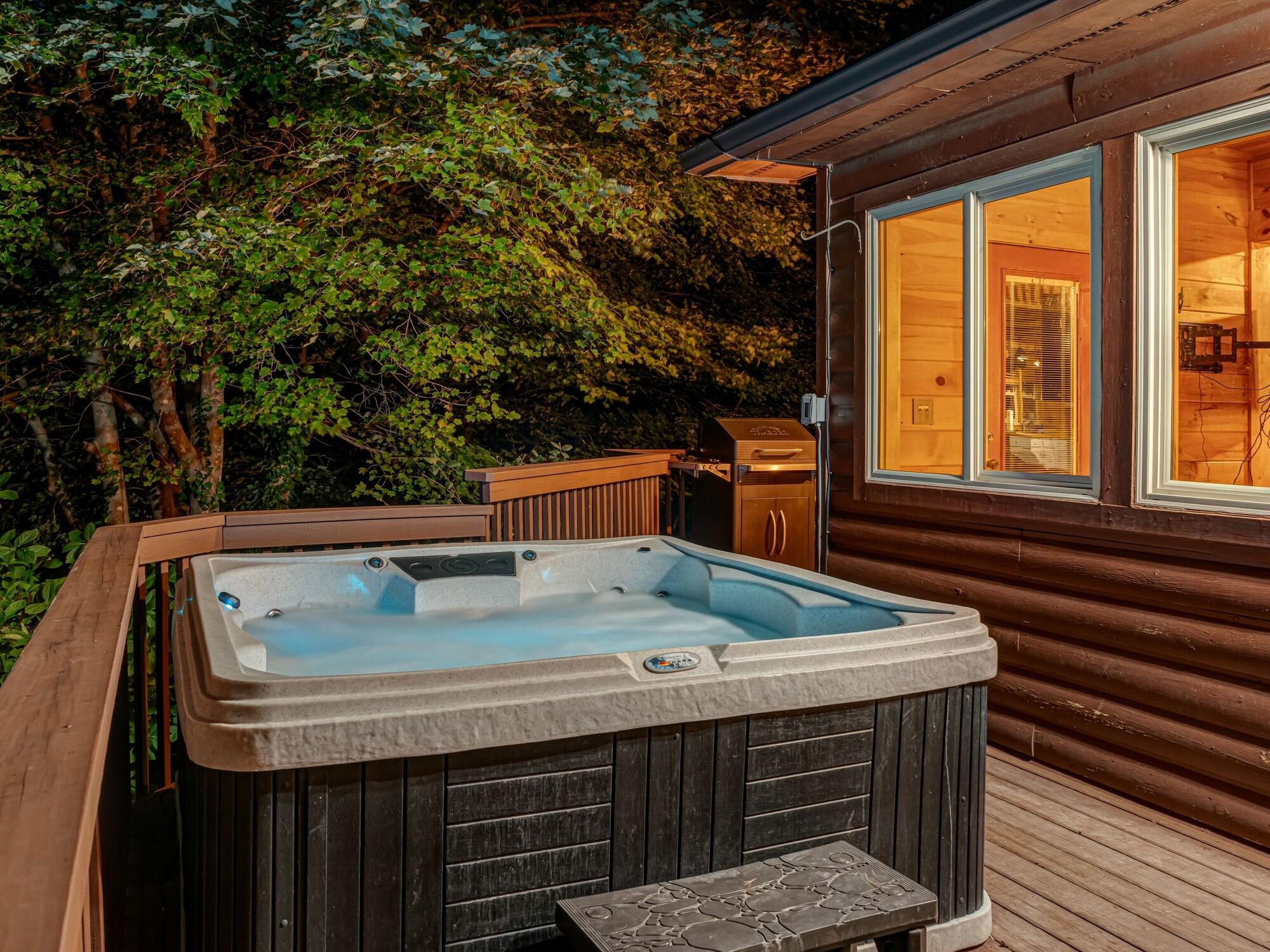 Luxury Cabin 45 Min to Asheville Hot Tub & Fire pit — 4-Star Luxury Hotel in Marion, United States