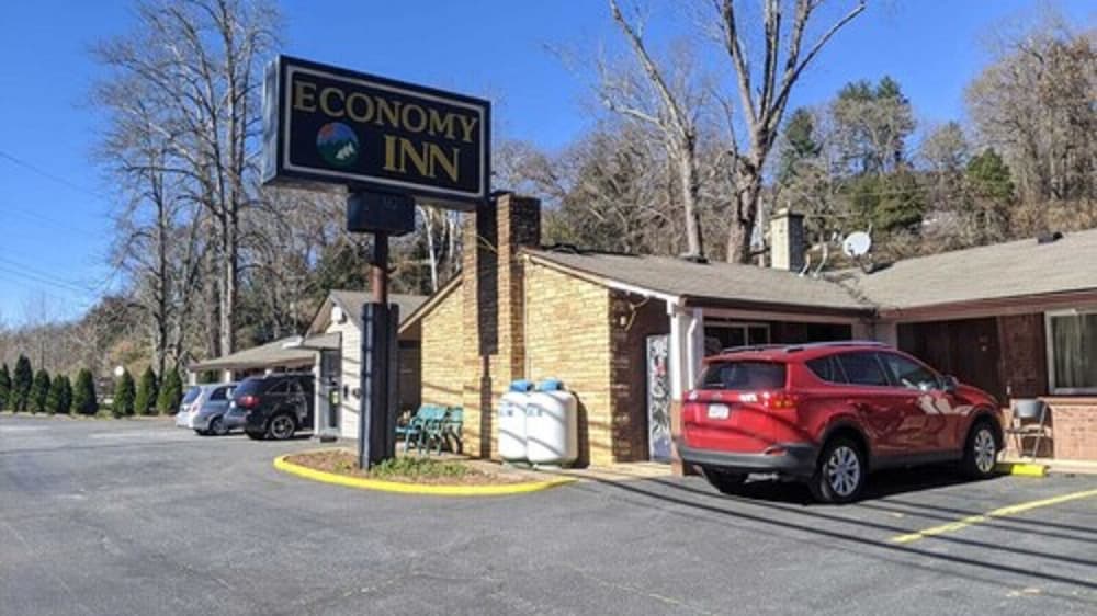 Economy Inn Sylva - photo 33