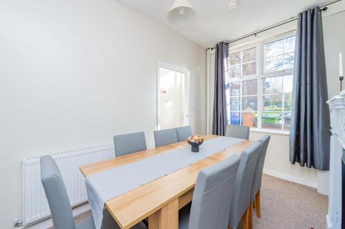 Central Townhouse Wolverhampton Sleeps 8 Ideal for Contractors & Families — 4-Star Luxury Hotel in Wolverhampton, United Kingdom