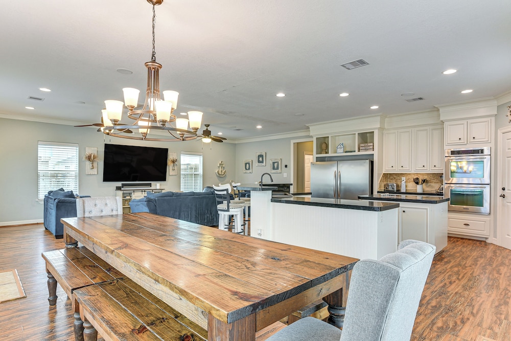 Steps to Surfside Beach: Large Group Gulf Retreat in Freeport, United States