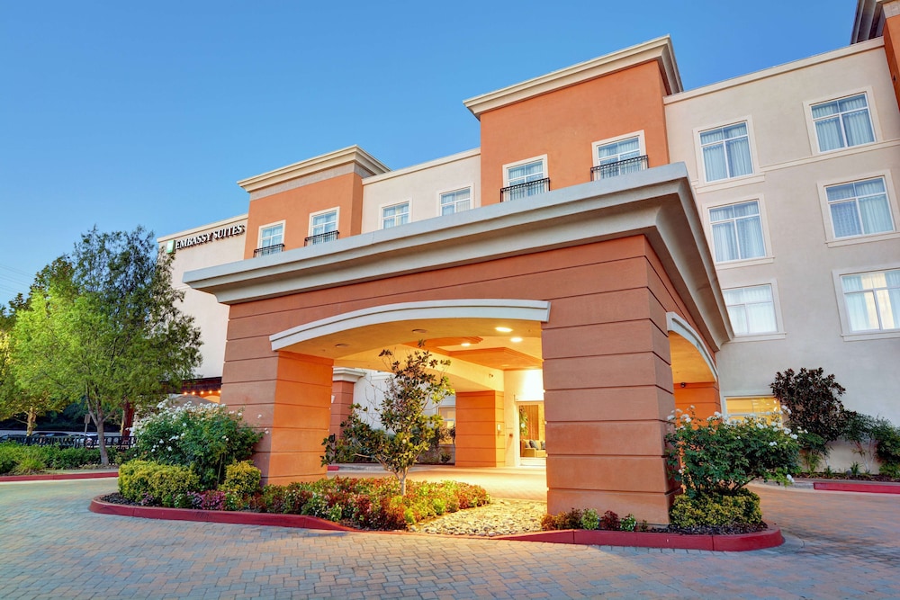 Embassy Suites by Hilton Valencia - photo 38