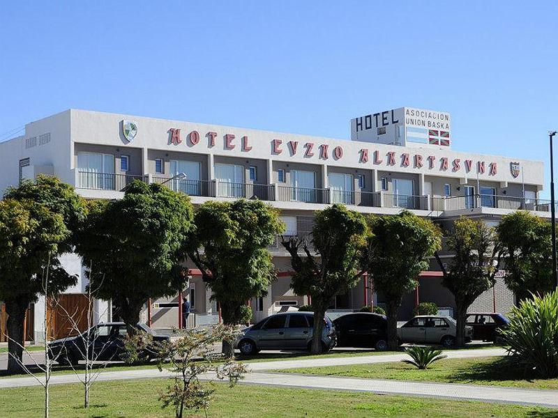 Hotel Euzko Alkartasuna - carbon neutral hotel in Macachin