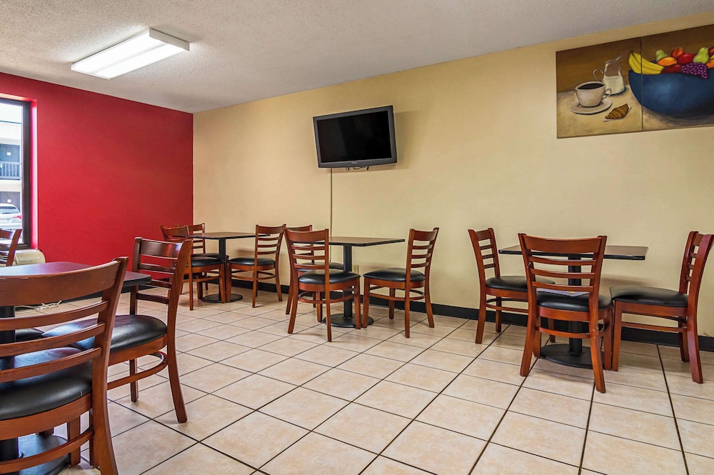Econo Lodge Research Triangle Park - photo 25