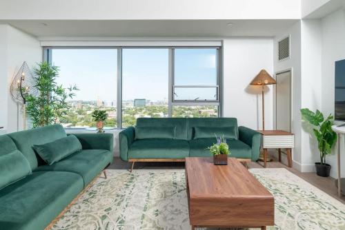 Central Square 3BR Condo with Downtown View Gym and Parking — 4-Star Luxury Hotel in Cambridge, United States