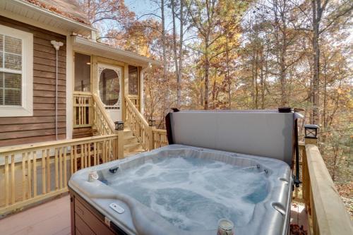 Enchanted Forest Cottage with Hot Tub — 4-Star Luxury Hotel in Hiawassee, United States