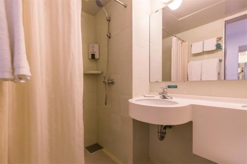 Jin Jiang Inn Baoding Junxiao Plaza - carbon neutral hotel in Baoding
