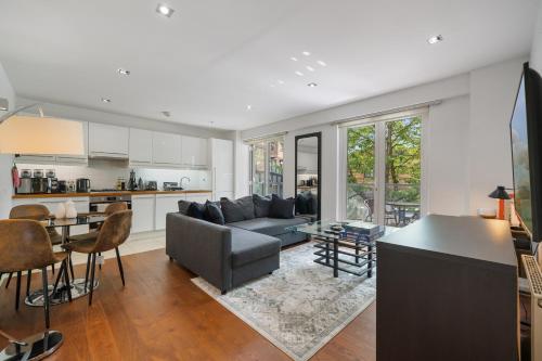 Portobello Dock 1st floor Canal View — 4-Star Luxury Hotel in London, United Kingdom