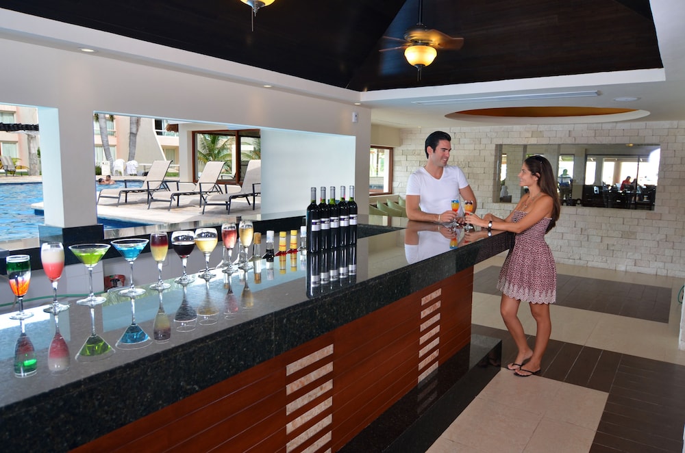 Poolside bar