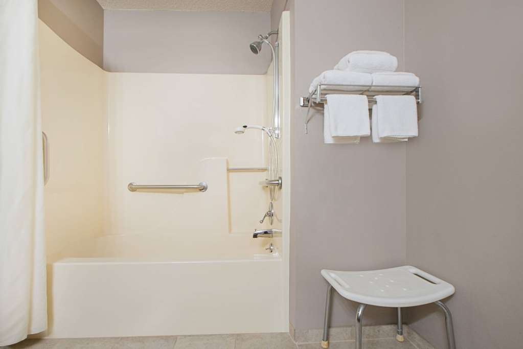 Super 8 by Wyndham Pella - photo 5