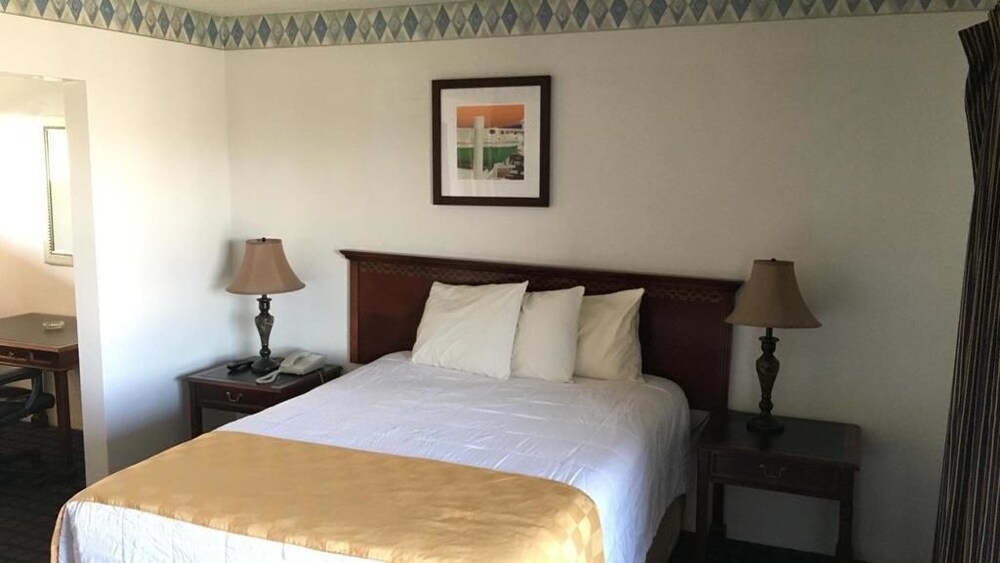 Majestic Inn - photo 5