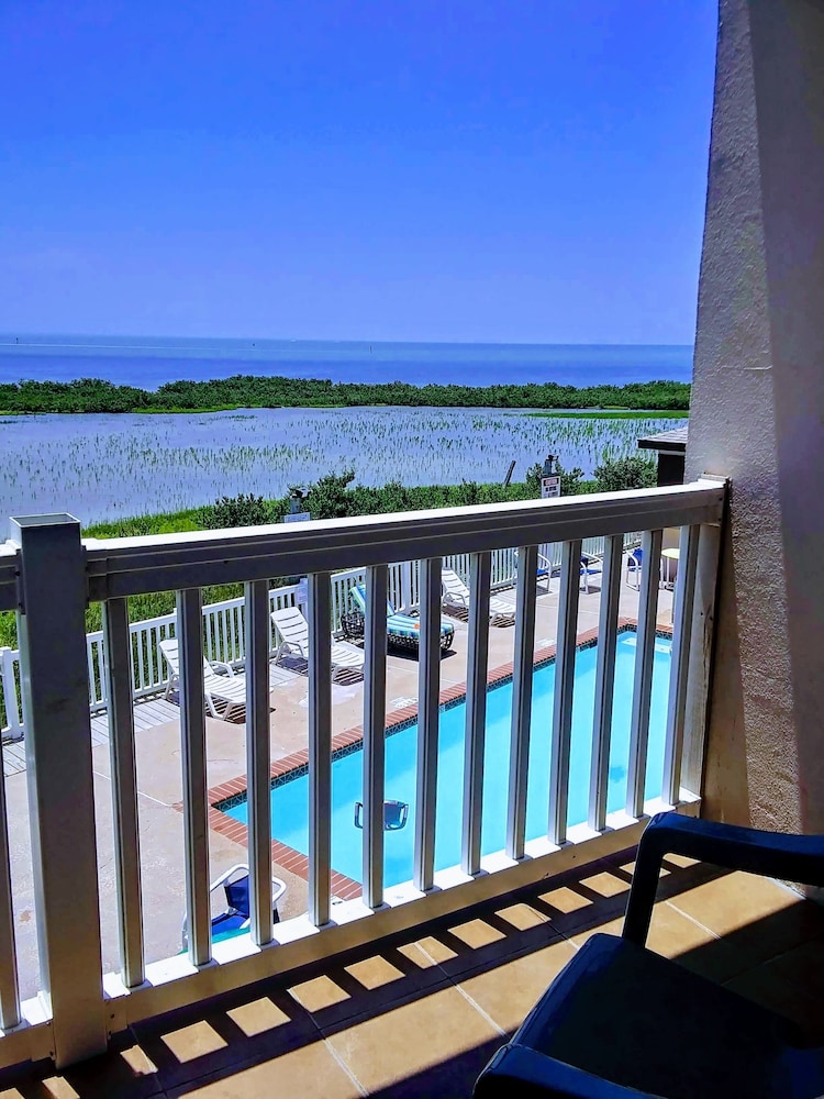 Blue Bay Inn & Suites - photo 3