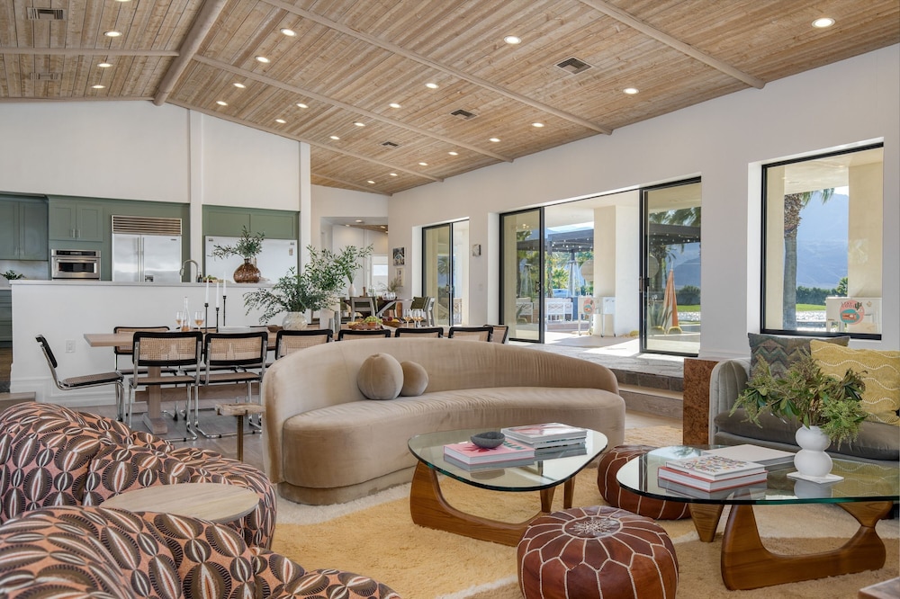 Buena Vista by Avantstay Massive Outdoor Oasis w Pool Spa & Firepit - photo 12