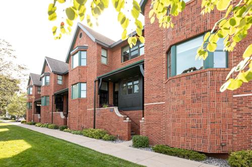 The Townhouse in the Heart of the City — 4-Star Luxury Hotel in Traverse City, United States