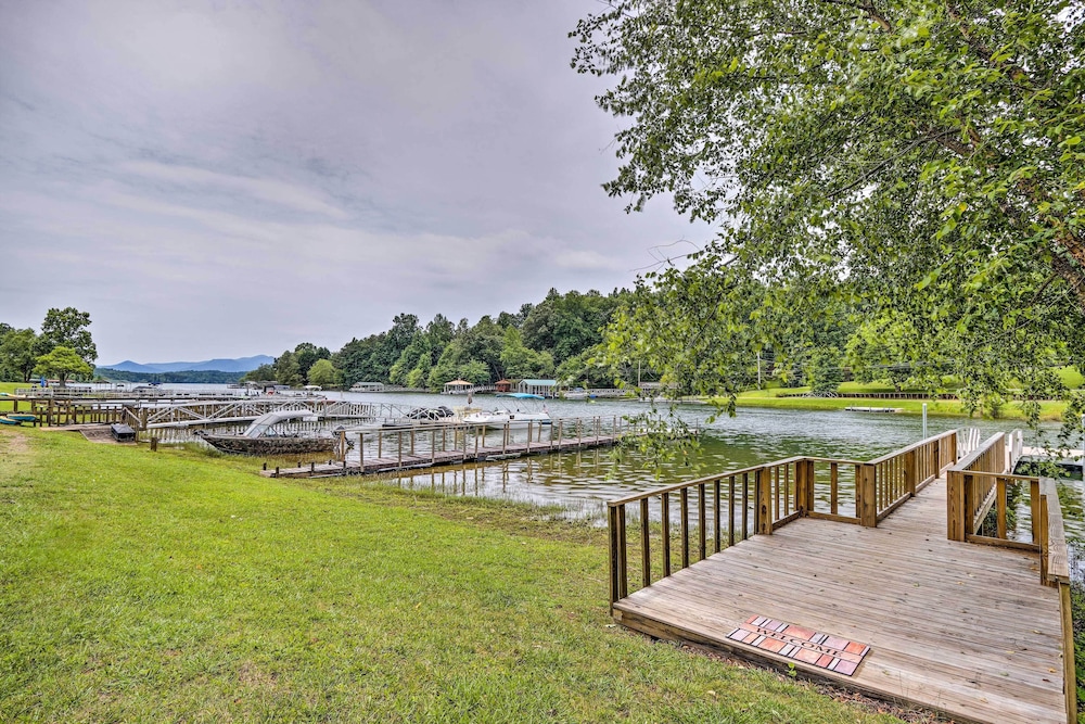 Lake Chatuge Retreat with Dock and Mtn Views — hotel in Hayesville