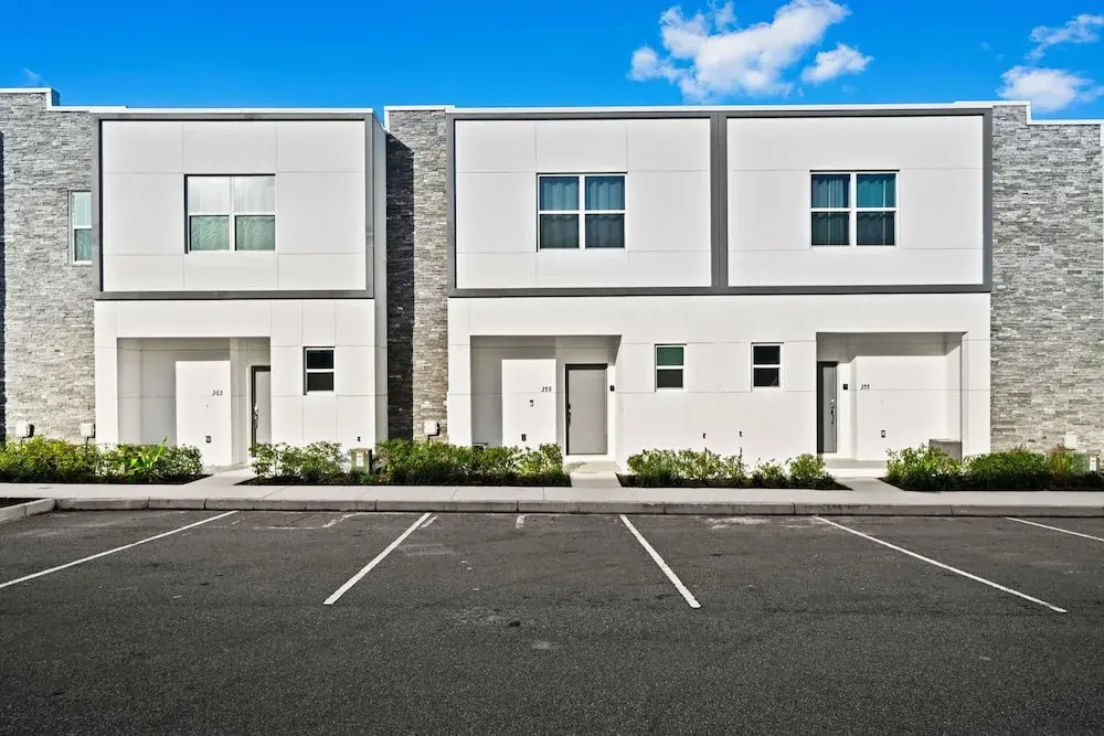 Luxury 4 BR Den w Private Pool close to Disney Golf Clubs Pet Friendly — 4-Star Luxury Hotel in Davenport, United States