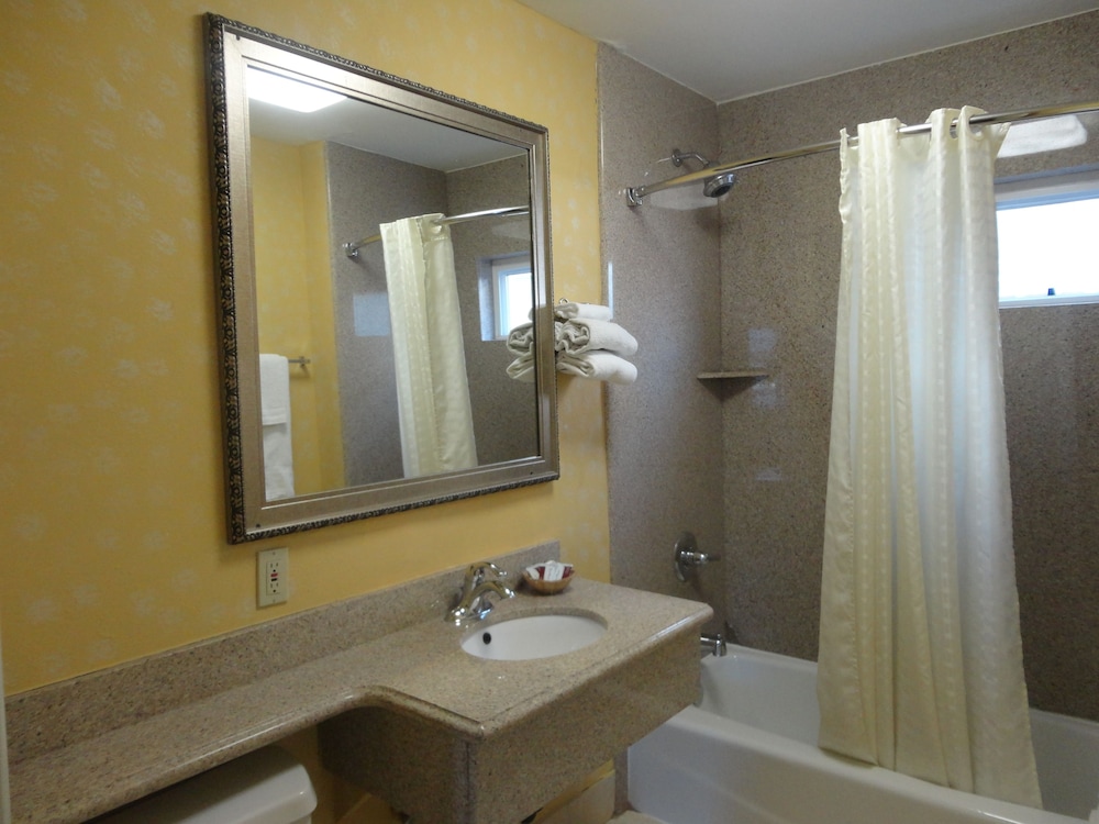 Redondo Inn and Suites - photo 10