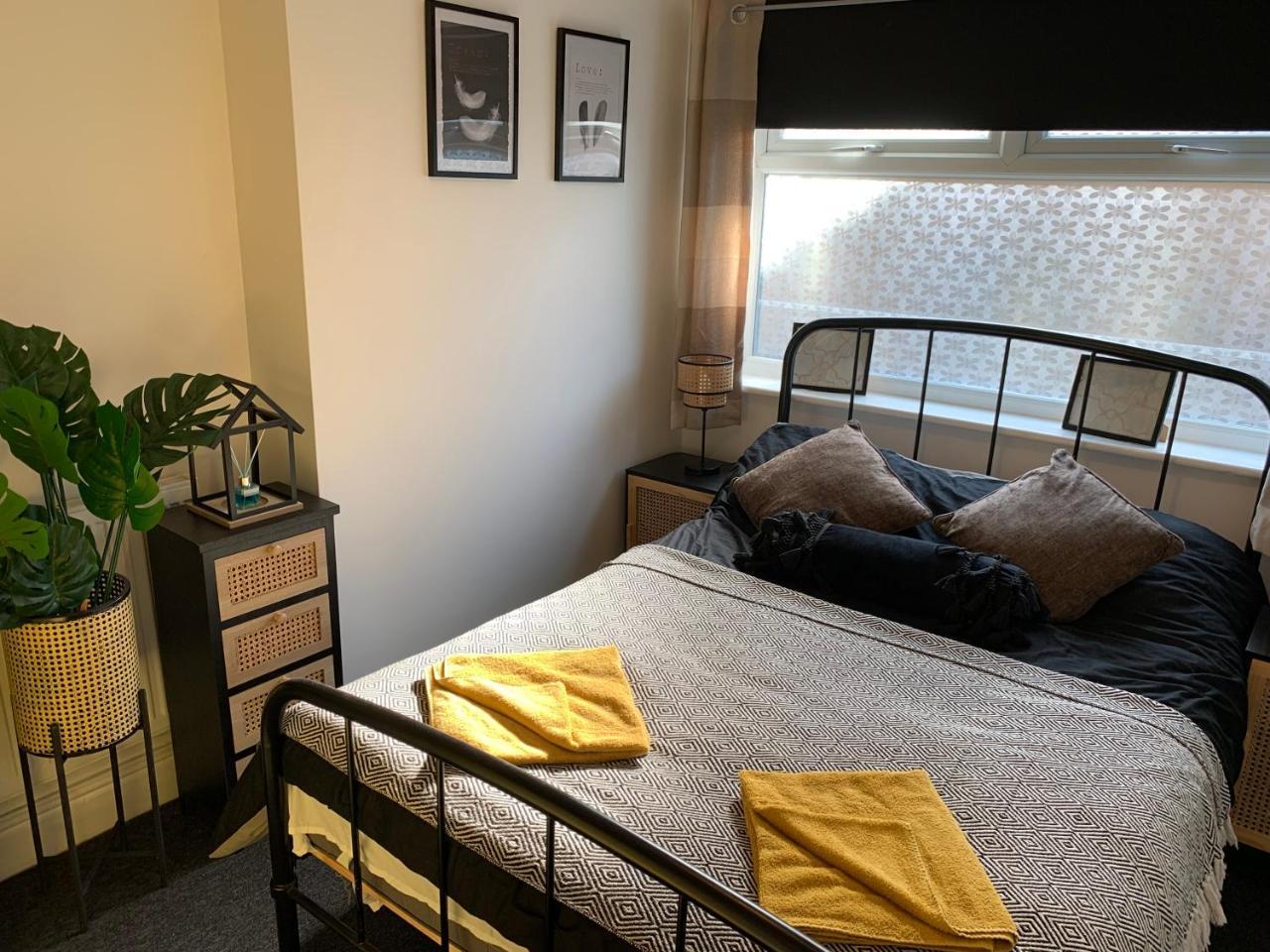 Cosy Wirral Home Near Liverpool with Free Parking — 4-Star Luxury Hotel in Birkenhead, United Kingdom