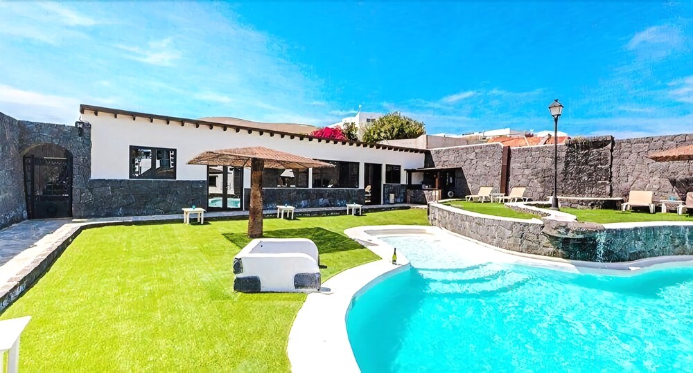 Apartamentos Rurales Islas Canarias — 4-Star Luxury Hotel in Tias, Spain