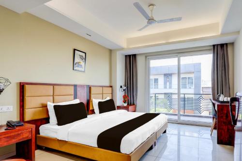 Super Townhouse Oak Sector 39 Medanta