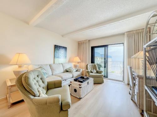 Lovely beachfront corner unit overlooking pool and clubhouse HA501 — 4-Star Luxury Hotel in Edgewater, United States