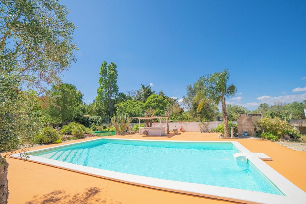 Masseria Le Palmentelle Pool And Garden — 4-Star Luxury Hotel in San Donato Di Lecce, Italy