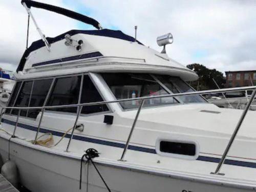 Waterfront 32 Bayliner Yacht — Providence
