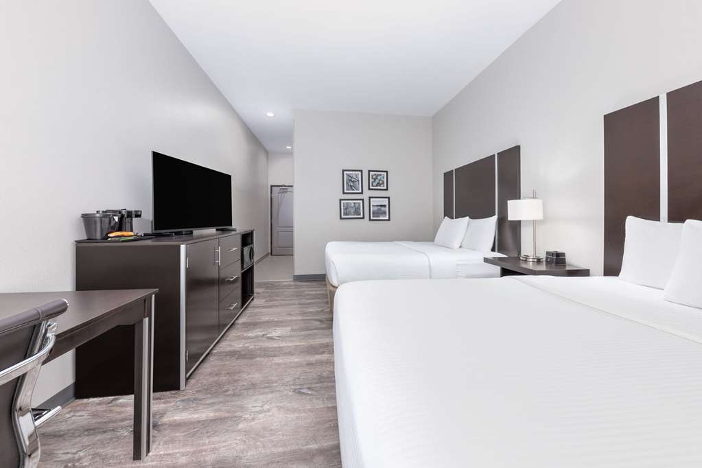 La Quinta Inn & Suites by Wyndham Tyler University Area - photo 21