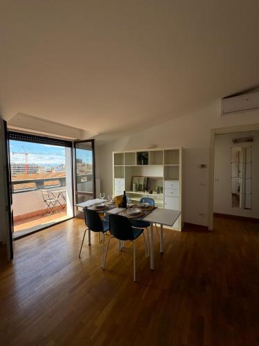Appartamento Isola Attico con Balcone — 4-Star Luxury Hotel in Milan, Italy