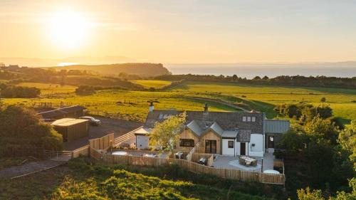 Firth View 1 Luxury Cottage with Sea View & Hot Tub Ayr — 4-Star Luxury Hotel in Ayr, United Kingdom