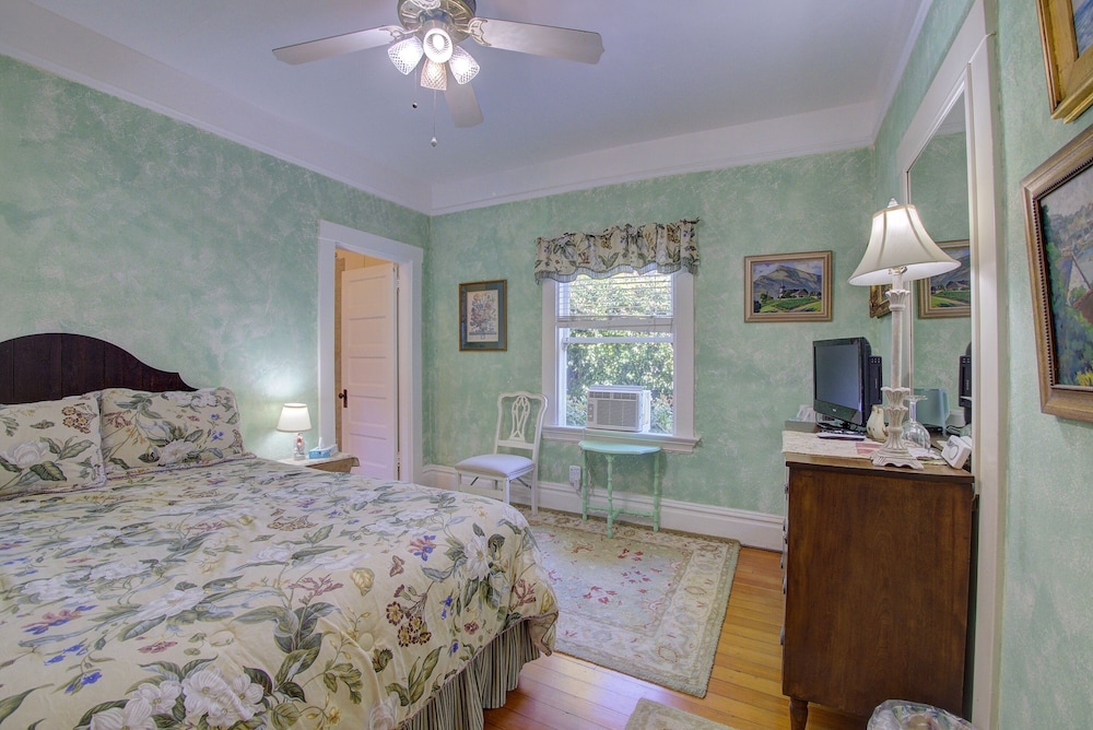 Secret Garden Inn and Cottages - photo 65