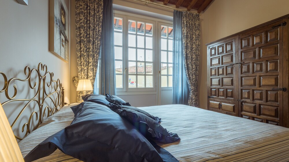 Appartamenti Al Campanile — 4-Star Luxury Hotel in Florence, Italy