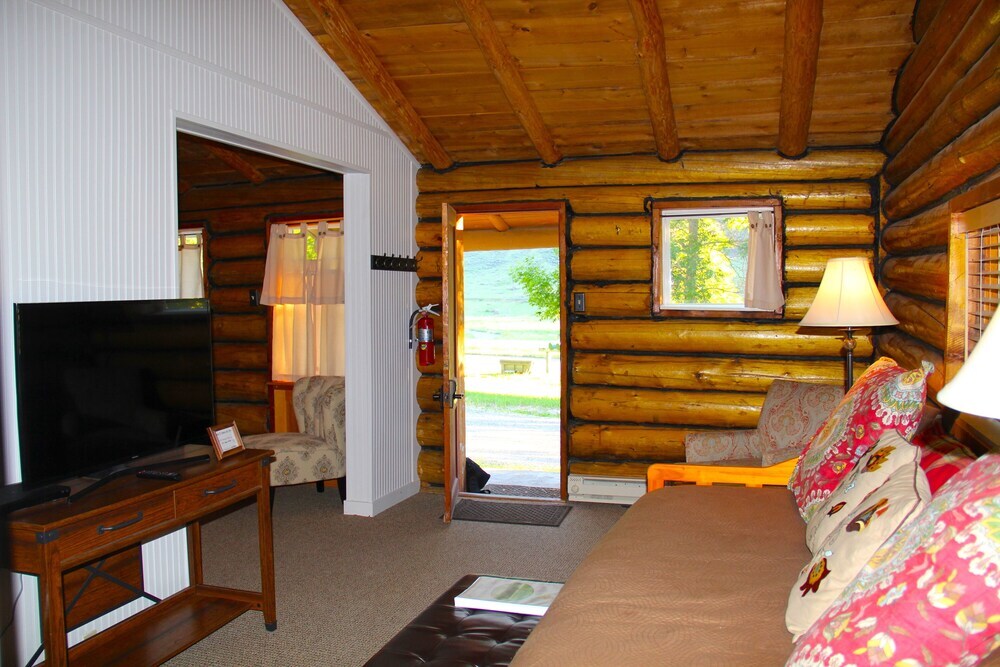 Yellowstone Hot Springs Resort - photo 3