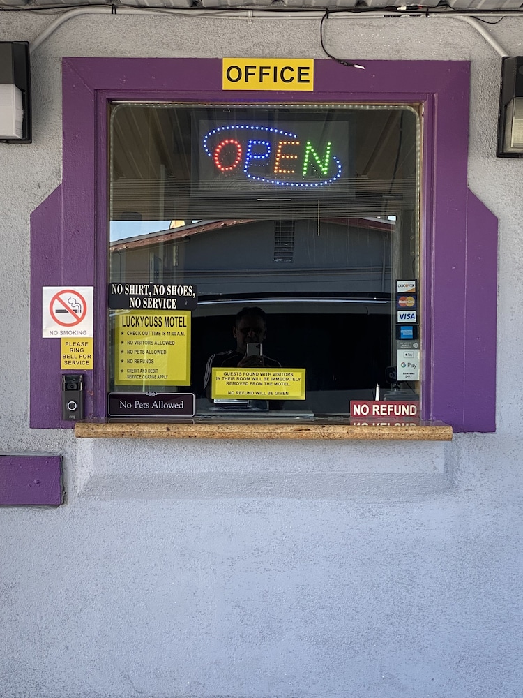 Lucky Cuss Motel - photo 38