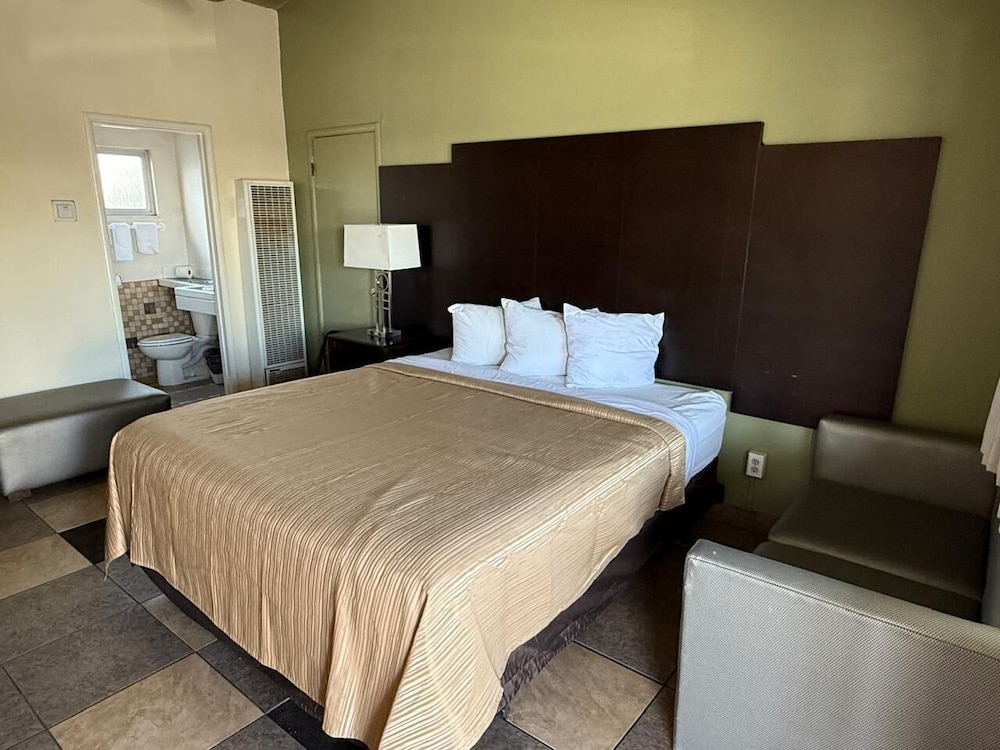 Cinderella Motel - photo 13