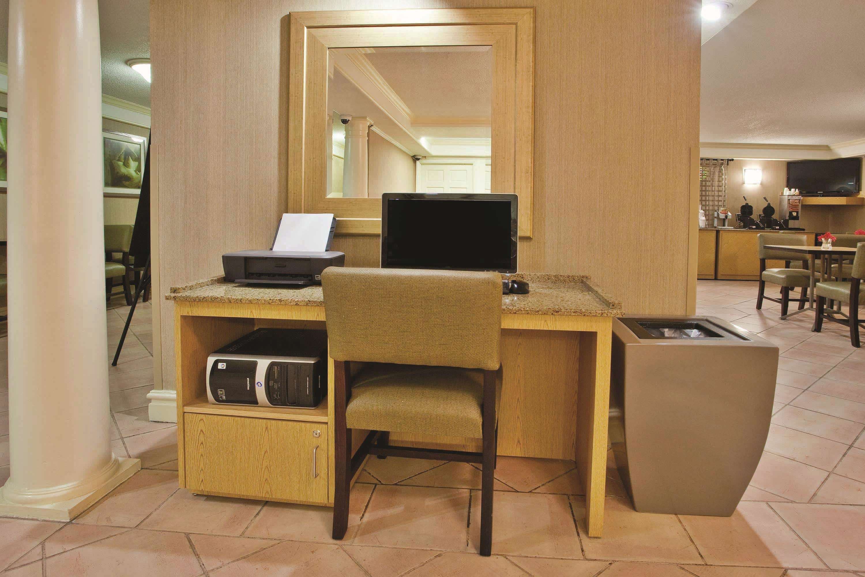 La Quinta Inn by Wyndham Savannah Midtown - photo 2